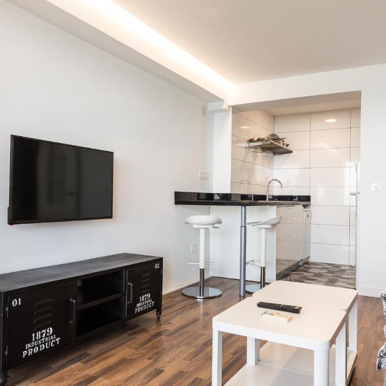 Amazing Sea Views with AC two min beach - Deluxe Apartment - 6