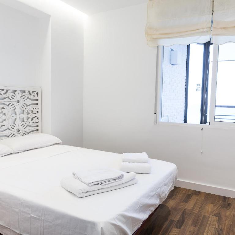 Amazing Sea Views with AC two min beach - Deluxe Apartment - 8