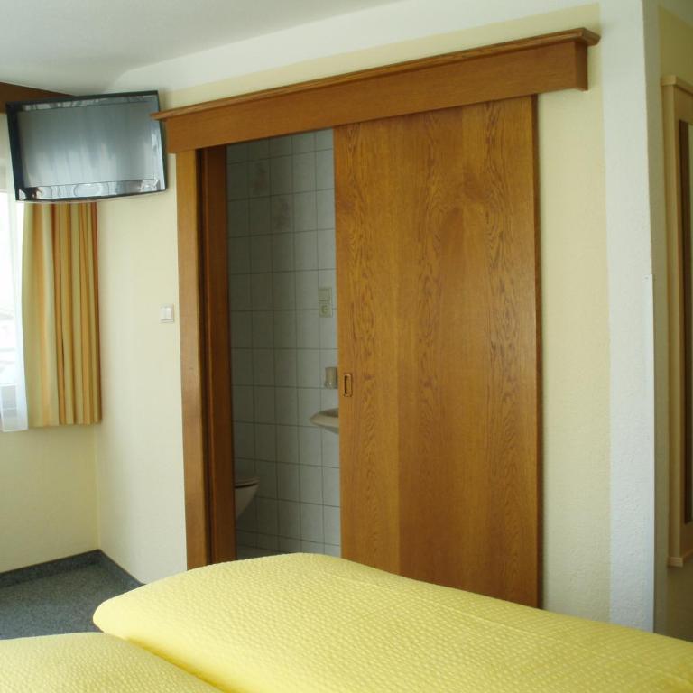 Haus Wiesenblick - Doppel-/Zweibettzimmer mit Balkon - 11