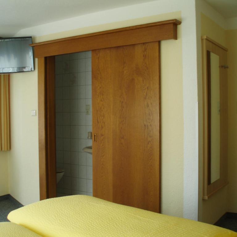 Haus Wiesenblick - Doppel-/Zweibettzimmer mit Balkon - 10