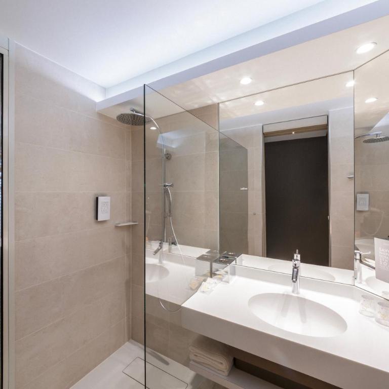 voco Strasbourg Centre - The Garden by IHG - Camera Queen Premium con Divano-Letto - 7