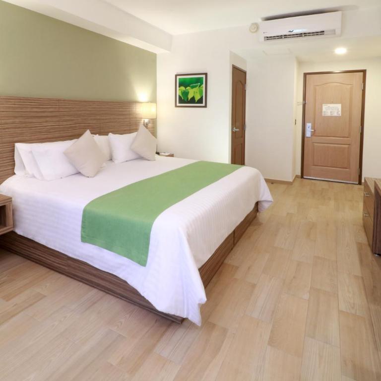Wyndham Garden Monterrey Valle Real - King Room - 6