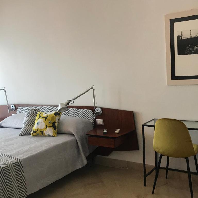 B&B Questa casa non e'un albergo - Triple Room with Bathroom - 1