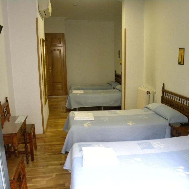 Hostal Biarritz - Habitación Familiar con balcón - 4