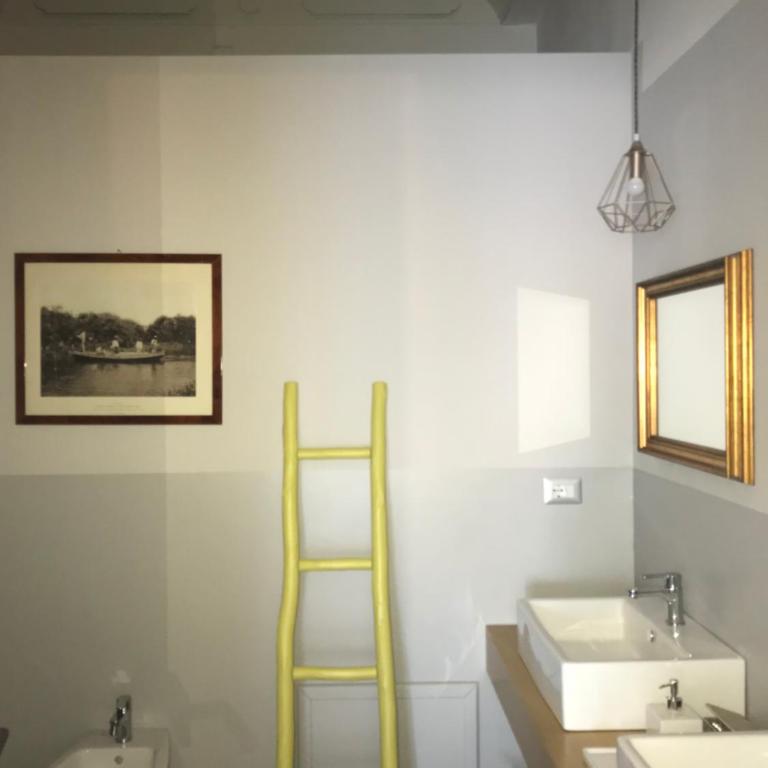 B&B Questa casa non e'un albergo - Triple Room with Bathroom - 3