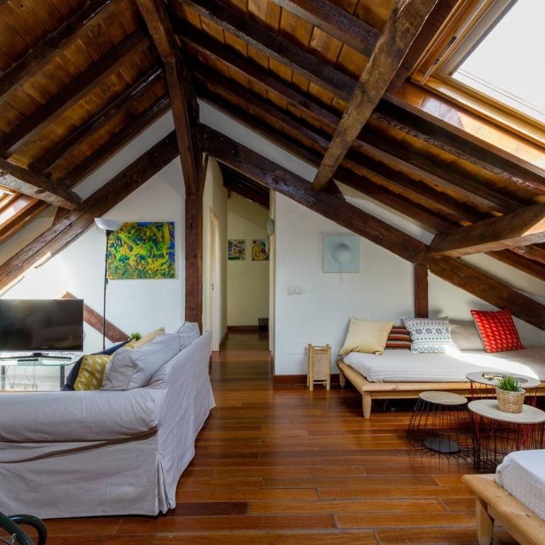 Rustic 5 Bedroom Atic, La Latina (Centre Madrid) - Five-Bedroom Deluxe Apartment - 5