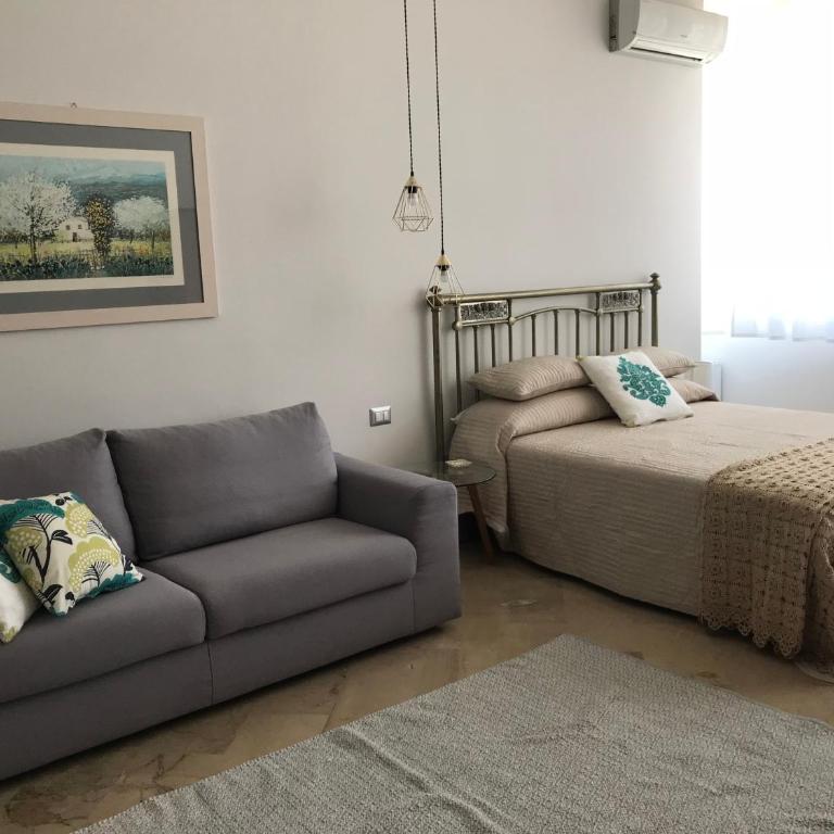 B&B Questa casa non e'un albergo - Family Room with Private Bathroom - 1
