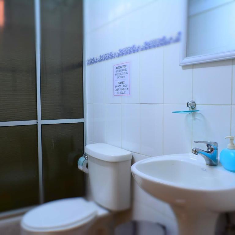 Hostal Aventura Austral - Standard Twin Room with Shared Bathroom - 5