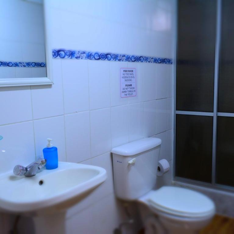 Hostal Aventura Austral - Standard Twin Room with Shared Bathroom - 7