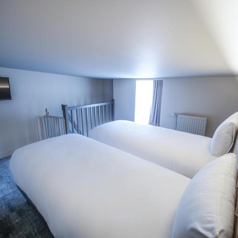 Mercure Rennes Centre Place Bretagne - Family Suite with One Double Bed and Twin Beds - 6