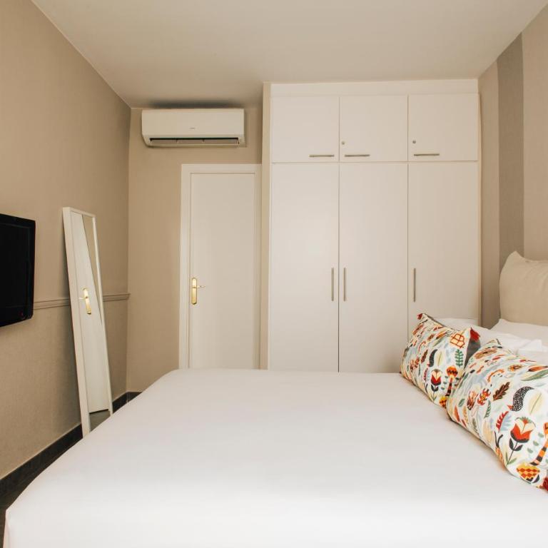 Barcelona Apartment Val - Deluxe Three-Bedroom Apartment - 12