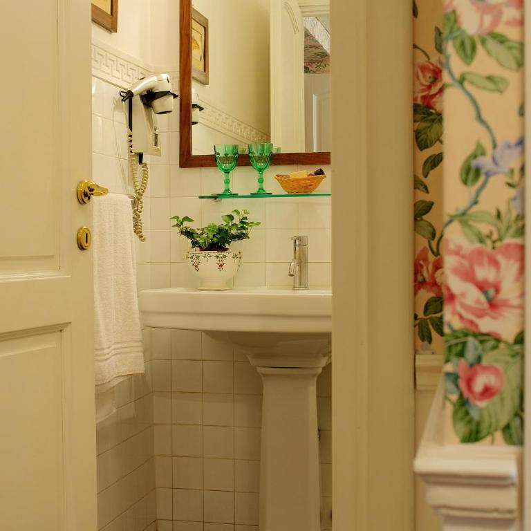 Guest House Arco Dei Tolomei - Standard Double Room - 4