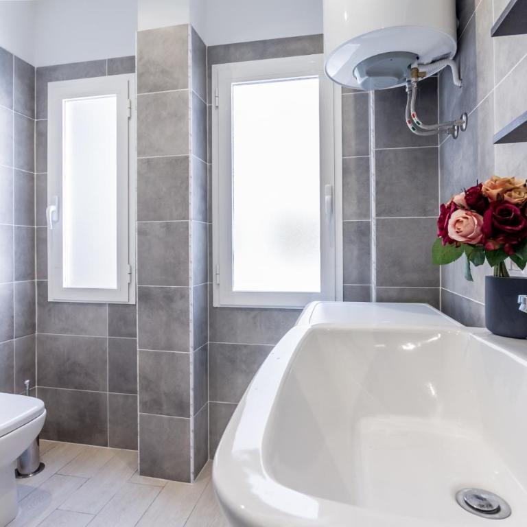 MARCONI 94 - APARTMENT&PRIVATE ROOMS - Camera Matrimoniale con Bagno in Comune - 11