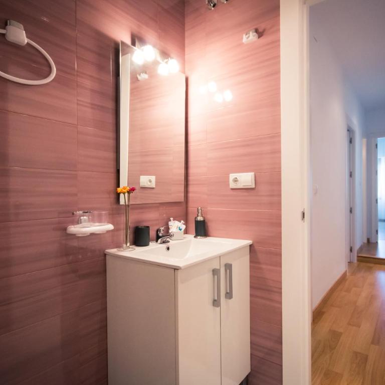 Holidays2Malaga Heredia 3 bedroom opposite Malaga Port - Three-Bedroom Apartment - 9