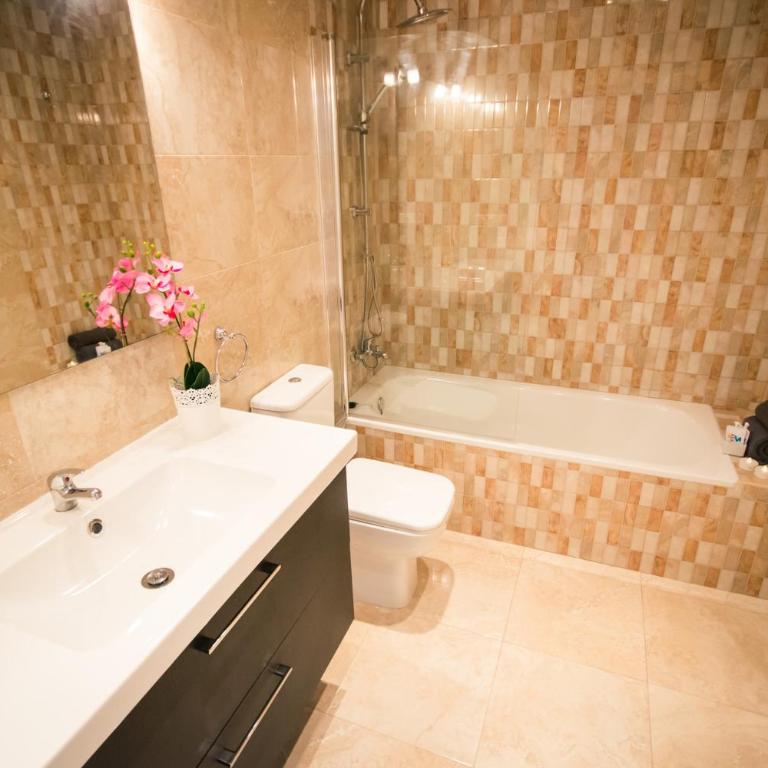 Holidays2Malaga Heredia 3 bedroom opposite Malaga Port - Three-Bedroom Apartment - 19