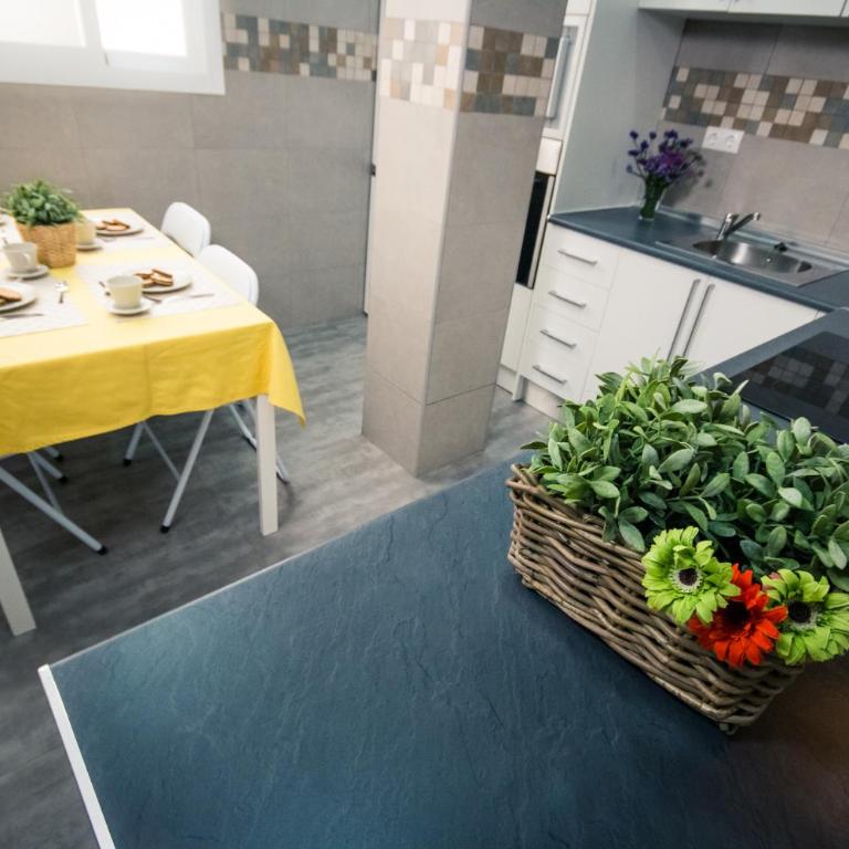 Holidays2Malaga Heredia 3 bedroom opposite Malaga Port - Three-Bedroom Apartment - 21