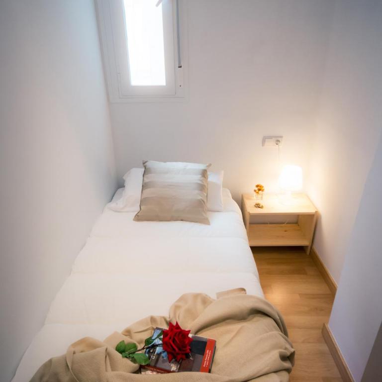 Holidays2Malaga Heredia 3 bedroom opposite Malaga Port - Three-Bedroom Apartment - 22