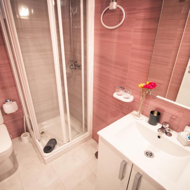 Holidays2Malaga Heredia 3 bedroom opposite Malaga Port - Three-Bedroom Apartment - 24