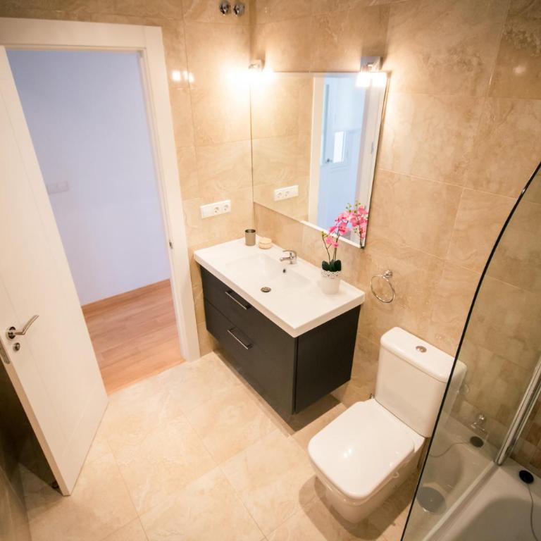 Holidays2Malaga Heredia 3 bedroom opposite Malaga Port - Three-Bedroom Apartment - 28