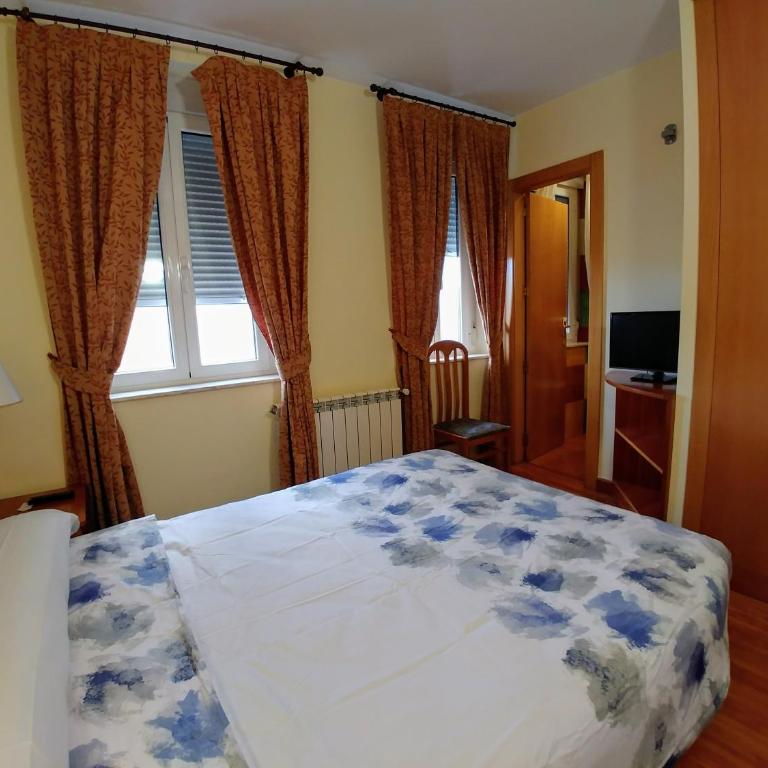 Hostal Prada Borges - Habitación Doble con baño privado - 12