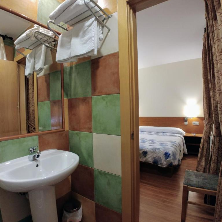 Hostal Prada Borges - Habitación Doble con baño privado - 11