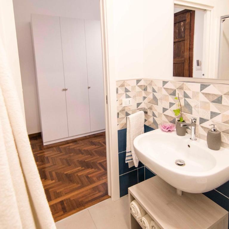 Tetide Home - Double Room with Private Bathroom - 8