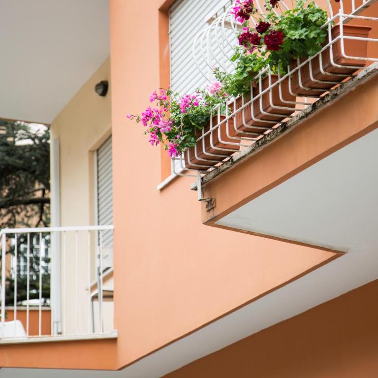 Roma Talenti Breme B&B - Camera Tripla con Bagno Privato Esterno - 6