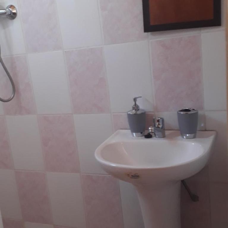 Hostal Open House - Habitación Doble con baño privado - 9