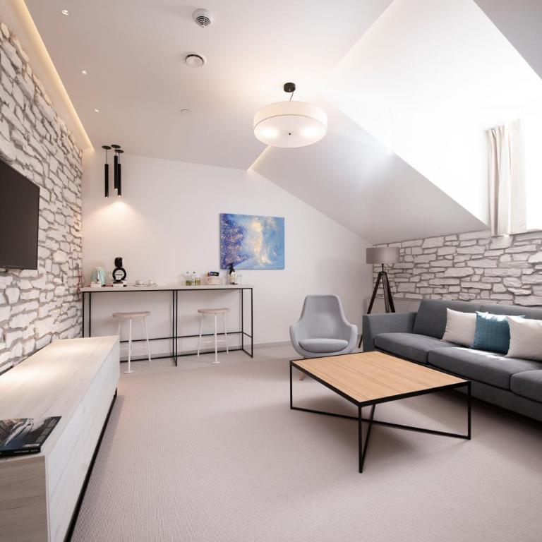 Lazure Hotel & Marina - Venetian Two-Bedroom Suite - Historical Building - 1