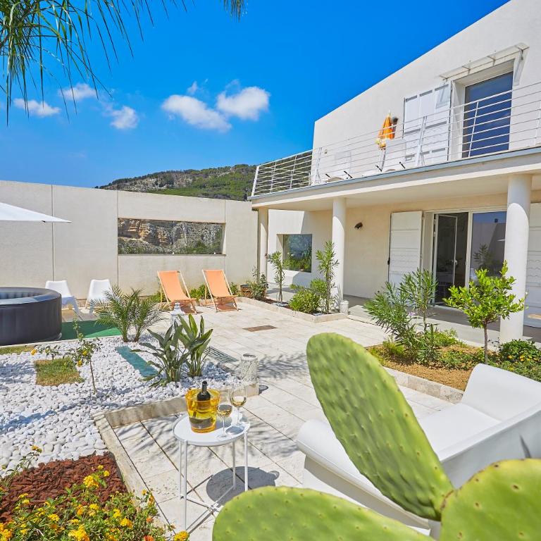 Villa Bonifato alloggo a uso turistico vista sulle campagne e sul mare siciliano - Villa - 1