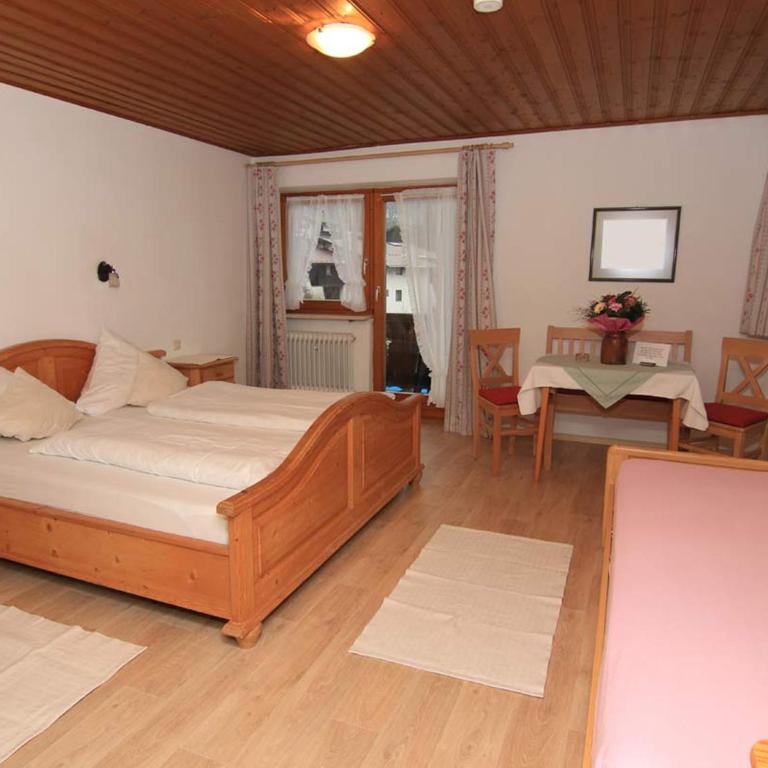 Sportpension Färbinger - Dreibettzimmer mit Balkon - 2