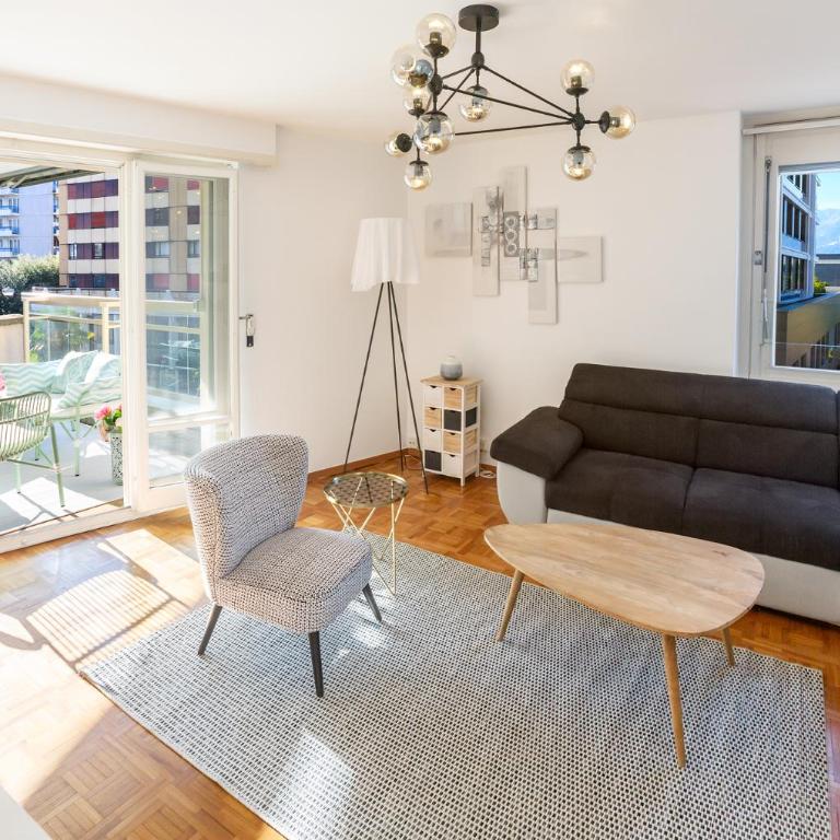 ☆ Central Apartment | Terrace & Private Parking ☆ - Apartment with Mountain View - 2