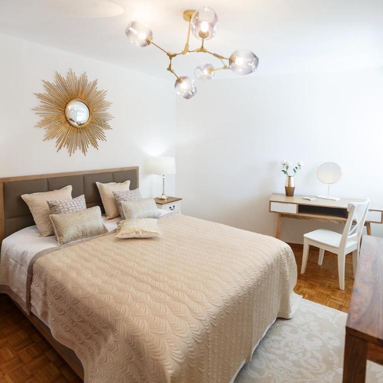 ☆ Central Apartment | Terrace & Private Parking ☆ - Apartment with Mountain View - 3