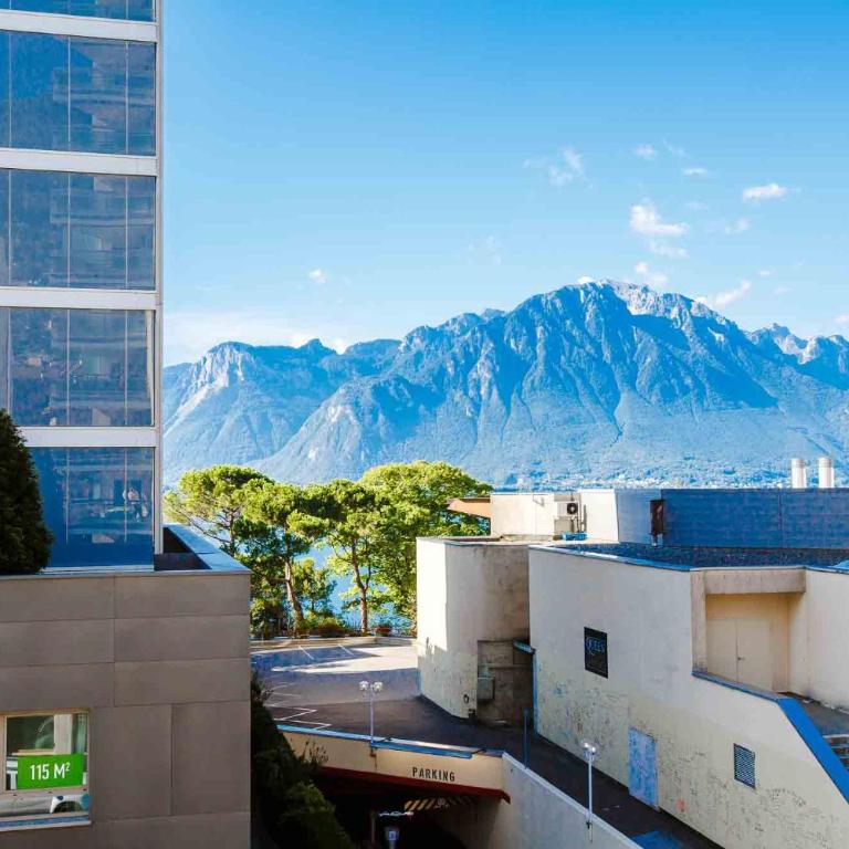 ☆ Central Apartment | Terrace & Private Parking ☆ - Apartment with Mountain View - 9