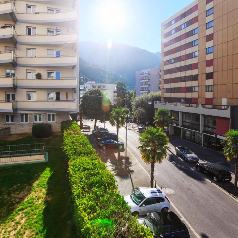 ☆ Central Apartment | Terrace & Private Parking ☆ - Apartment with Mountain View - 10