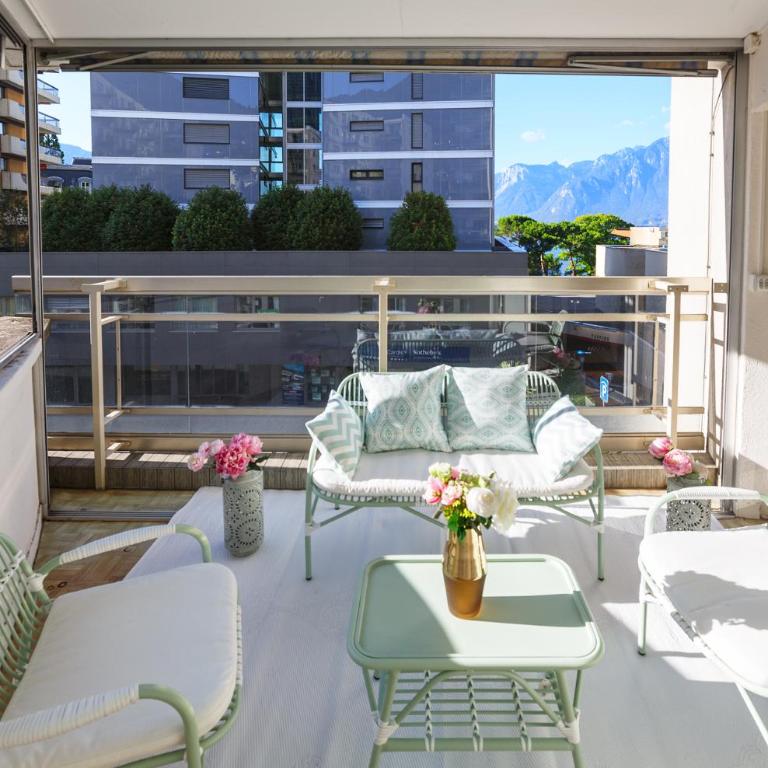 ☆ Central Apartment | Terrace & Private Parking ☆ - Apartment with Mountain View - 1