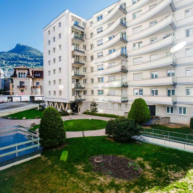 ☆ Central Apartment | Terrace & Private Parking ☆ - Apartment with Mountain View - 11