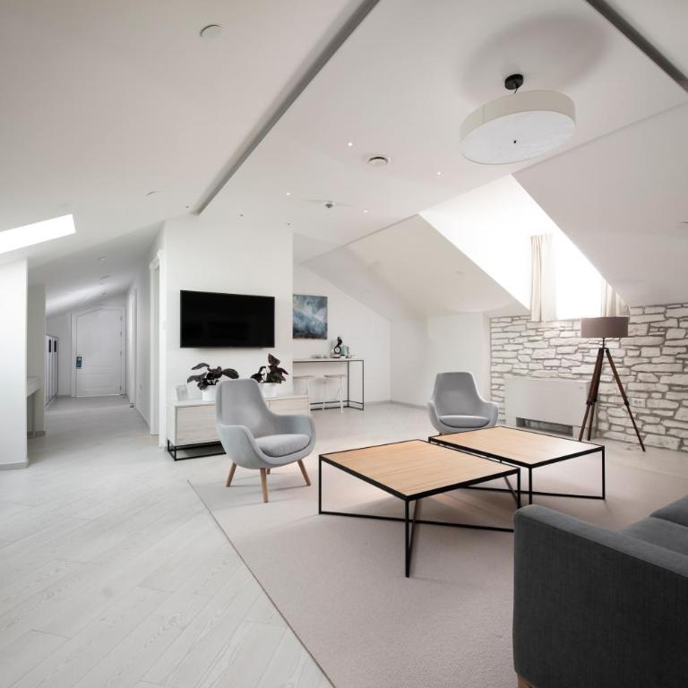 Lazure Hotel & Marina - Venetian Two-Bedroom Suite - Historical Building - 2