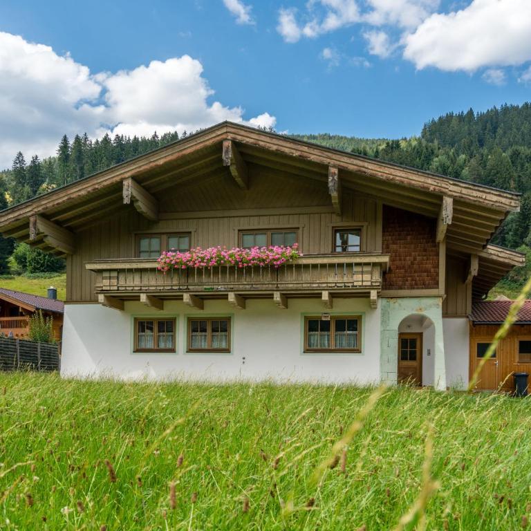 Chalet in Bramberg near Ski Slopes - Apartment mit 4 Schlafzimmern - 1