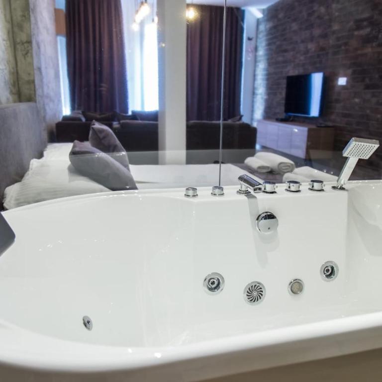Empire Luxury Apartments - Deluks Dvokrevetna Soba sa Bračnim Krevetom i Đakuzijem - 19