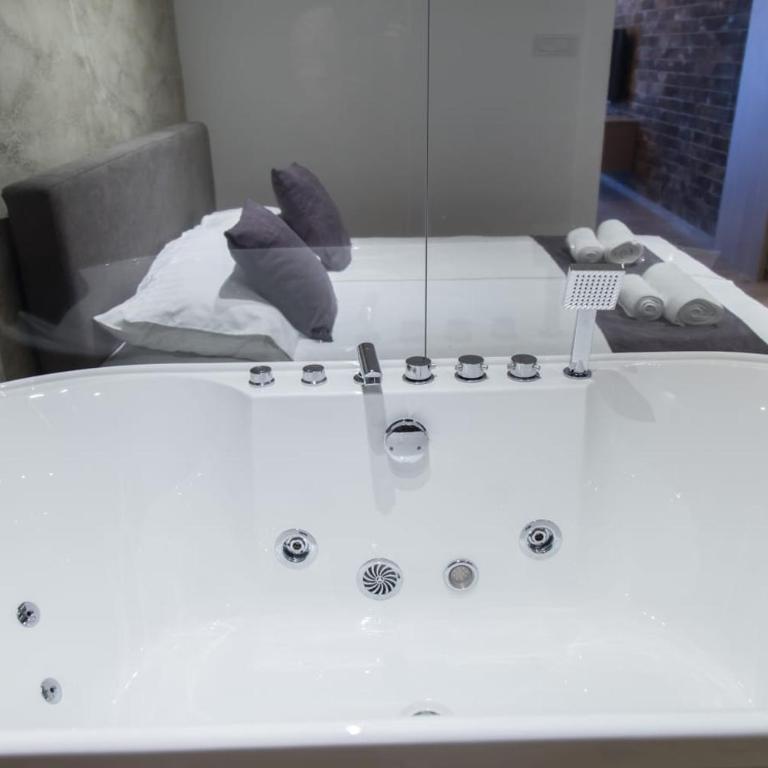 Empire Luxury Apartments - Apartman Tipa "Suite" sa Hidromasažnom Kadom - 20