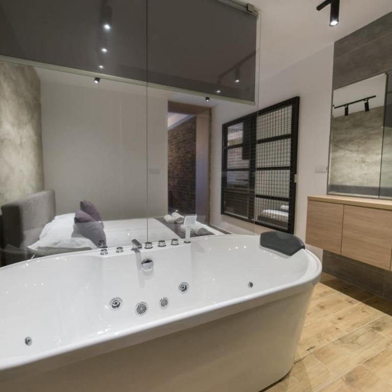 Empire Luxury Apartments - Apartman Tipa "Suite" sa Hidromasažnom Kadom - 12