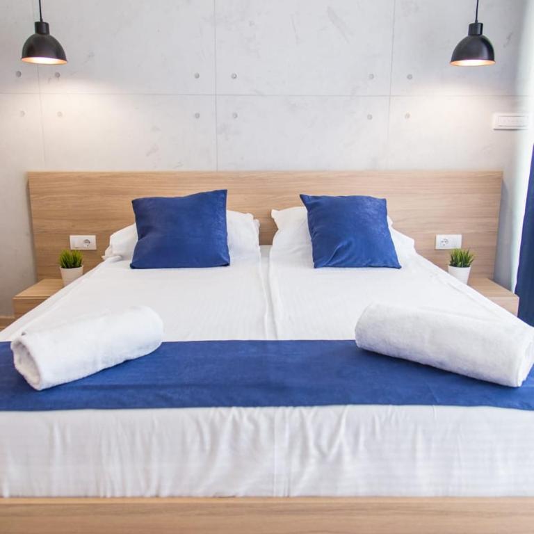 Empire Luxury Apartments - Dvokrevetna Soba sa Bračnim Krevetom i Balkonom - 6