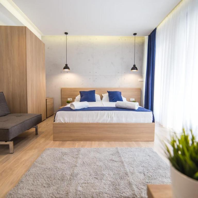 Empire Luxury Apartments - Dvokrevetna Soba sa Bračnim Krevetom i Balkonom - 2