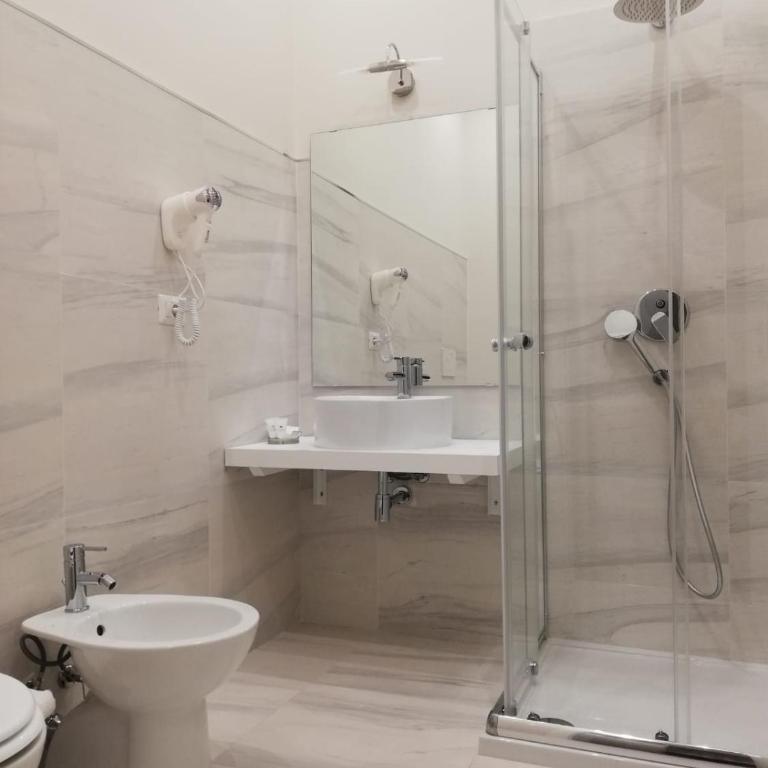 Khome Rooms & Apartment - King Room with Balcony - 11