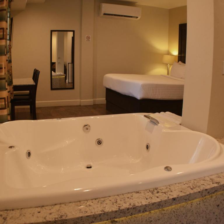 Hotel America - Deluxe Suite with Spa Bath - 3