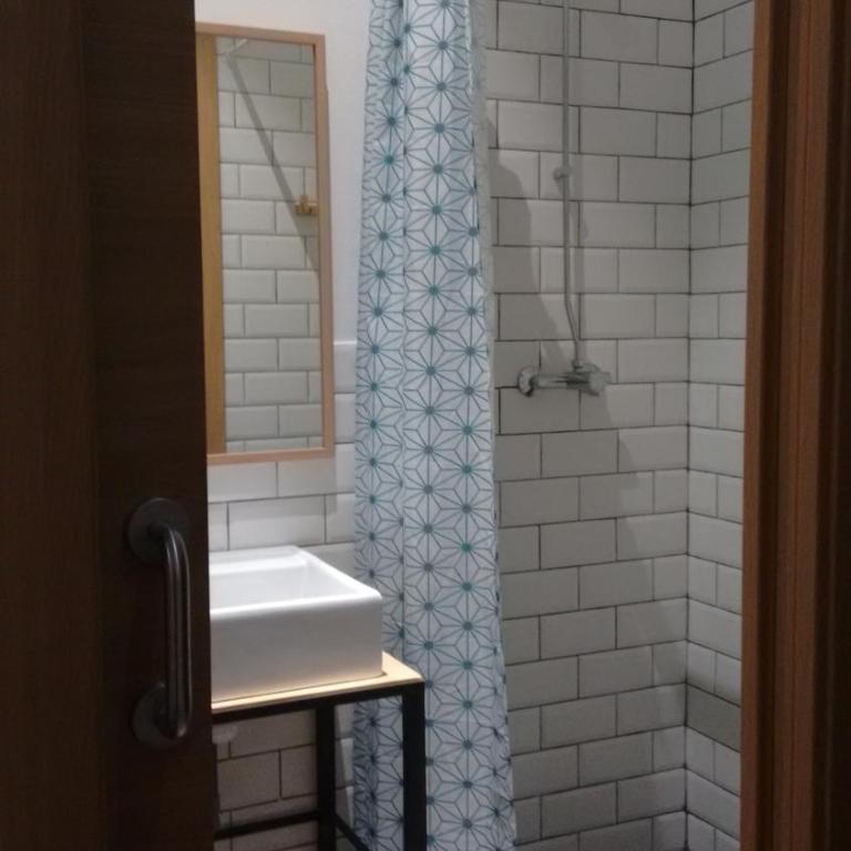 The Market Hostel - Twin Room with Private Bathroom - 3