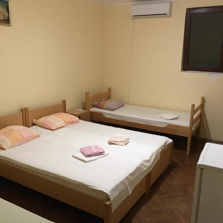 Guesthouse Obala - Niskobudžetna Četvorokrevetna Soba bez Balkona - 4