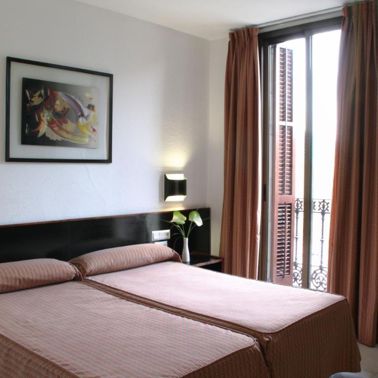 Hotel Monegal - Double Room with Balcony and views to Montjüic - 3