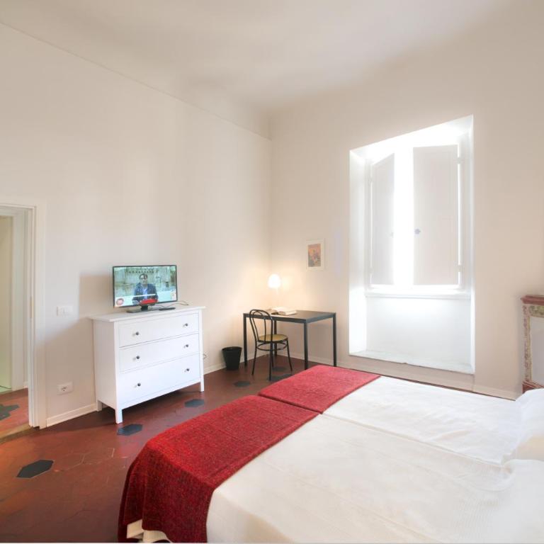 Florence Oasis - Double or Twin Room with Private External Bathroom - 6